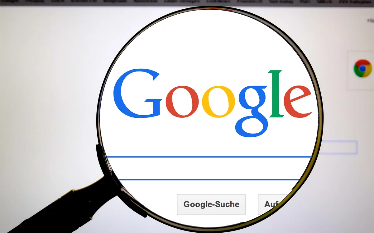 Lupa sobre a página inicial do Google, representando o Google encontrando um site